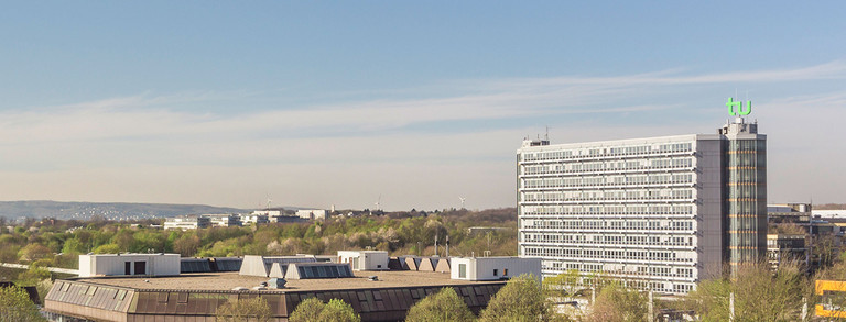 TU Dortmund Campus Campusgebäude und Mathetower mit TU Logo