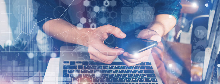 Digitales Arbeiten mit verschiedenen Medien Bildcollage aus verschiedenen Elementen, im Hintergrund arbeitet eine Person mit Laptop, Notizbuch und Smartphone.