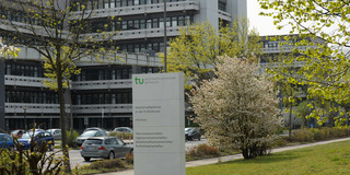 Emil-Figge-Straße-50 Das Gebäude an der Emil-Figge-Straße 50 mit einer Stele im Vordergrund.